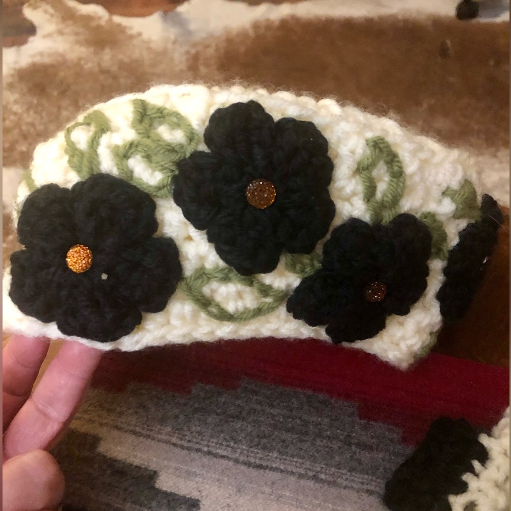 HAND KNIT hat and gloves - Picture 2 of 7
